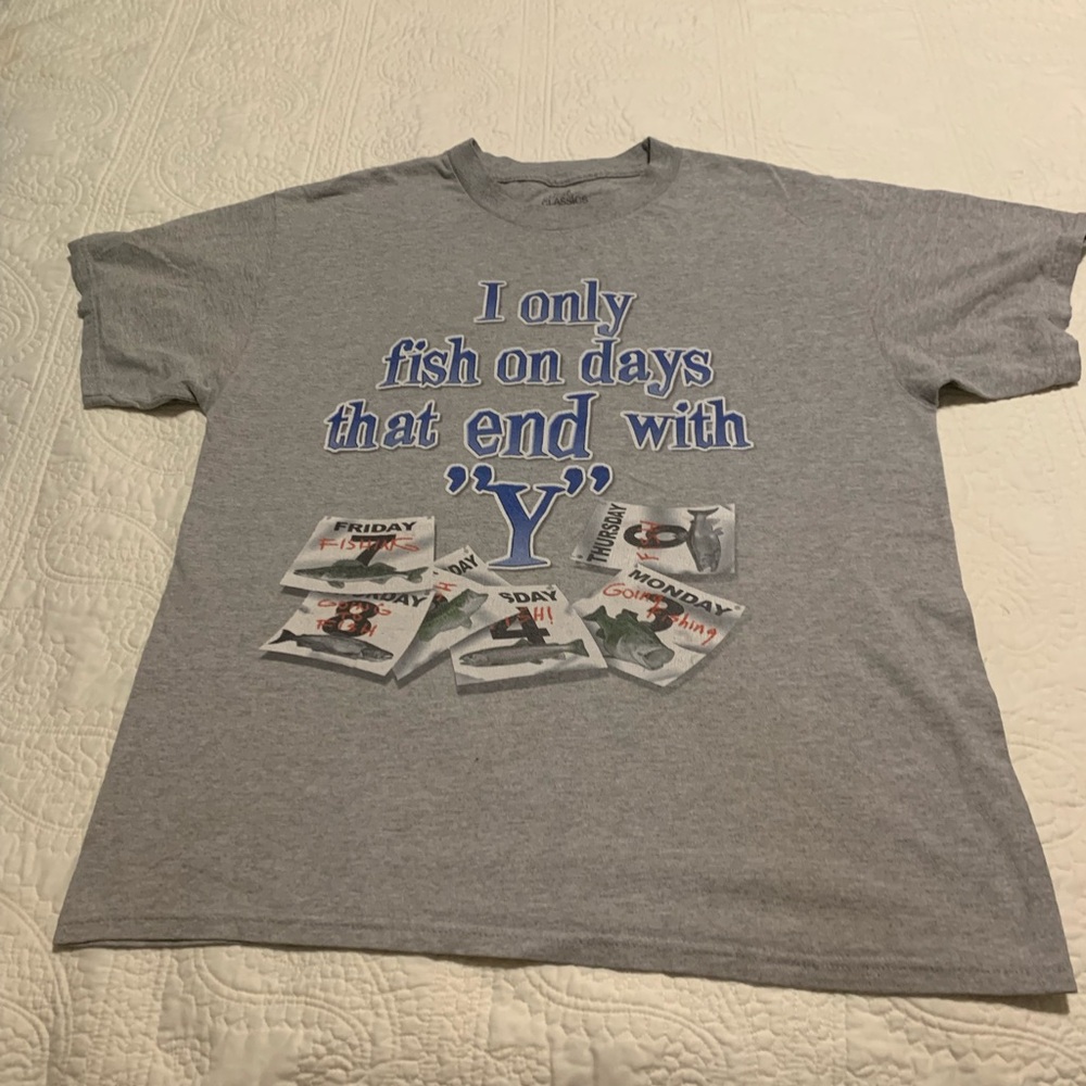 I only fish on days that end with Y PreOwned SS Gray Tshirt Size Large